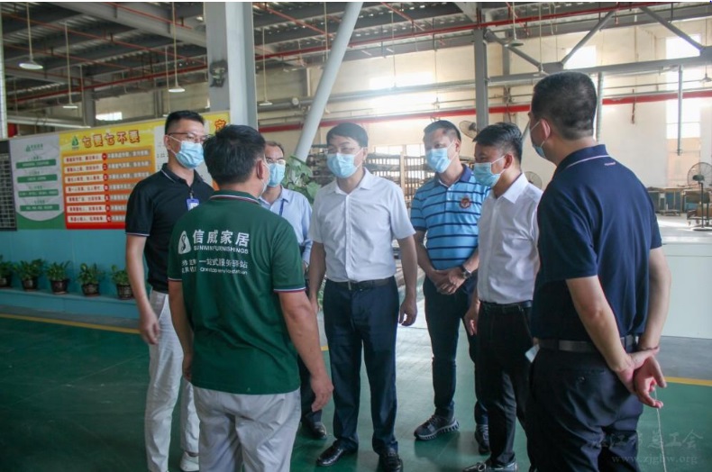 湛江市人大副主任、總工會(huì)主席李更盛率隊(duì)到信威集團(tuán)開(kāi)展勞模慰問(wèn)活動(dòng)